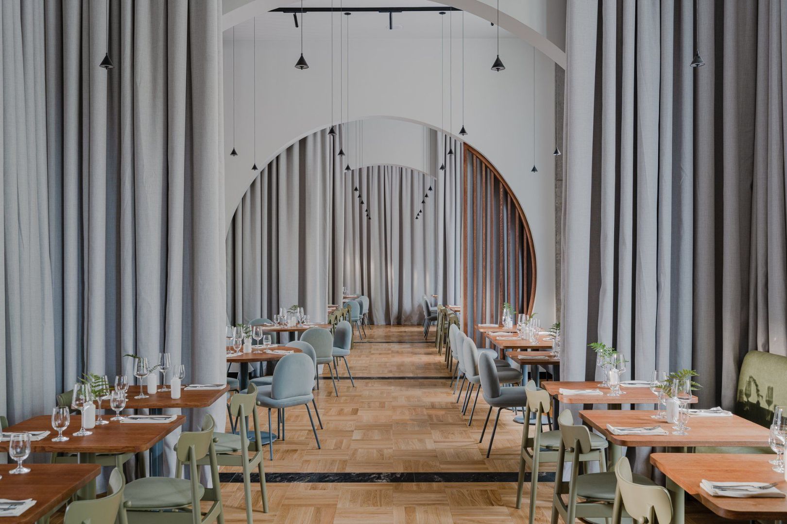 stoły i krzesła do restauracji Demi Co 1