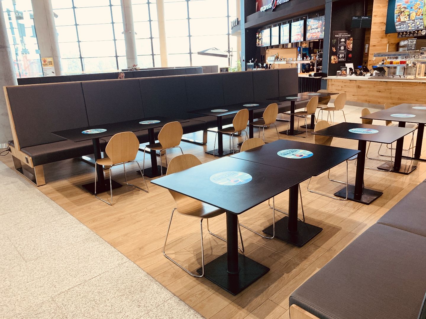 Meble na zamówienie do strefy food-court