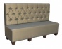 Sofa tapicerowana z gładkim siedziskiem i pikowanym oparciem