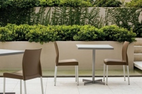 Krzesła do wyposażenie ogródków w restauracjach 