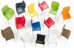Krzesła gastronomiczne o różnej kolorystyce do zastosowania na zewnątrz 