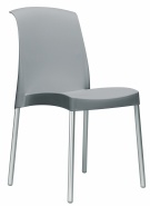 Szare krzesło z tworzywa do restauracji o aluminiowych nogach w podstawie 